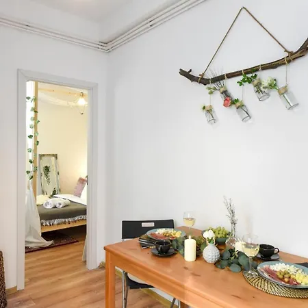 Historic Charm Meets Modern Luxury - Stylish In The Center