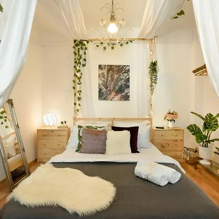 Historic Charm Meets Modern Luxury - Stylish In The Center Apartment *