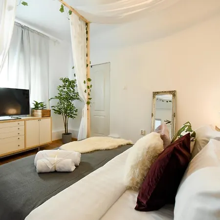 Historic Charm Meets Modern Luxury - Stylish In The Center דירה *