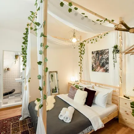 Historic Charm Meets Modern Luxury - Stylish In The Center דירה *